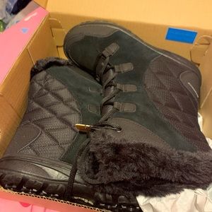 Columbia woman’s waterproof boots 8 wide